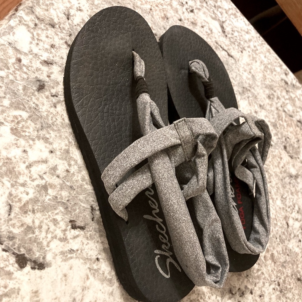 Skechers yoga foam sandals